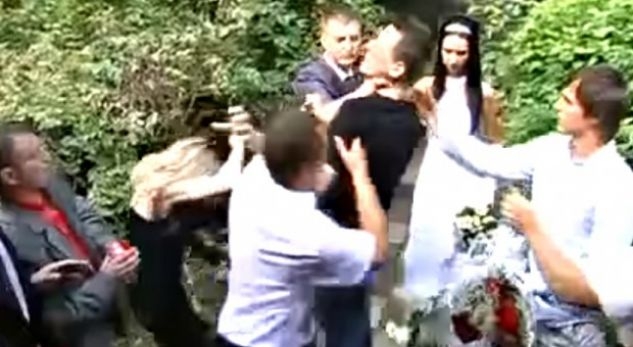 SKANDAL/ Rrihen krushqit në dasmë për shkak të një vendimi të nuses