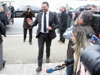 Tom Doshi duke drekuar te “Sheraton”, kur Prokuroria kërkoi arrestimin  tij