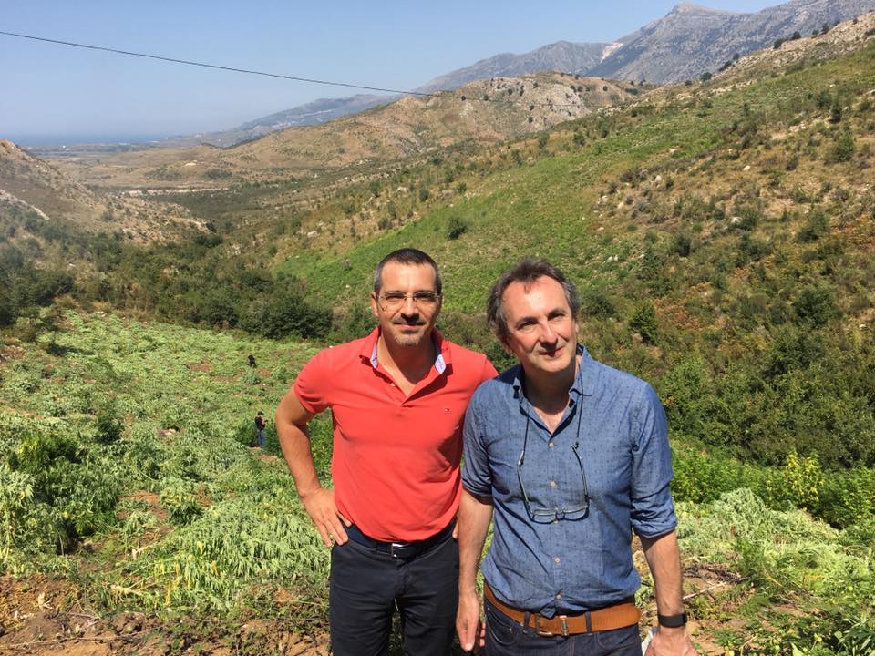 Foto me gazetarin e huaj, Noka Tahirit: Ministër i krimbur në krim e trafiqe, a i fole gazetarit për…