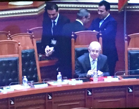 VIDEO/ Momenti kur ministrit Saimir Tahiri i thyhet karrigia në Parlament