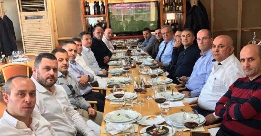 FOTO/Ja më kë drekoi sot ish ministri i Brendshëm Saimir Tahiri