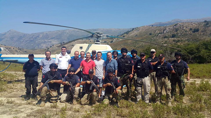 FOTO LAJM/ Çfarë nuk shkon në këtë foto…?!