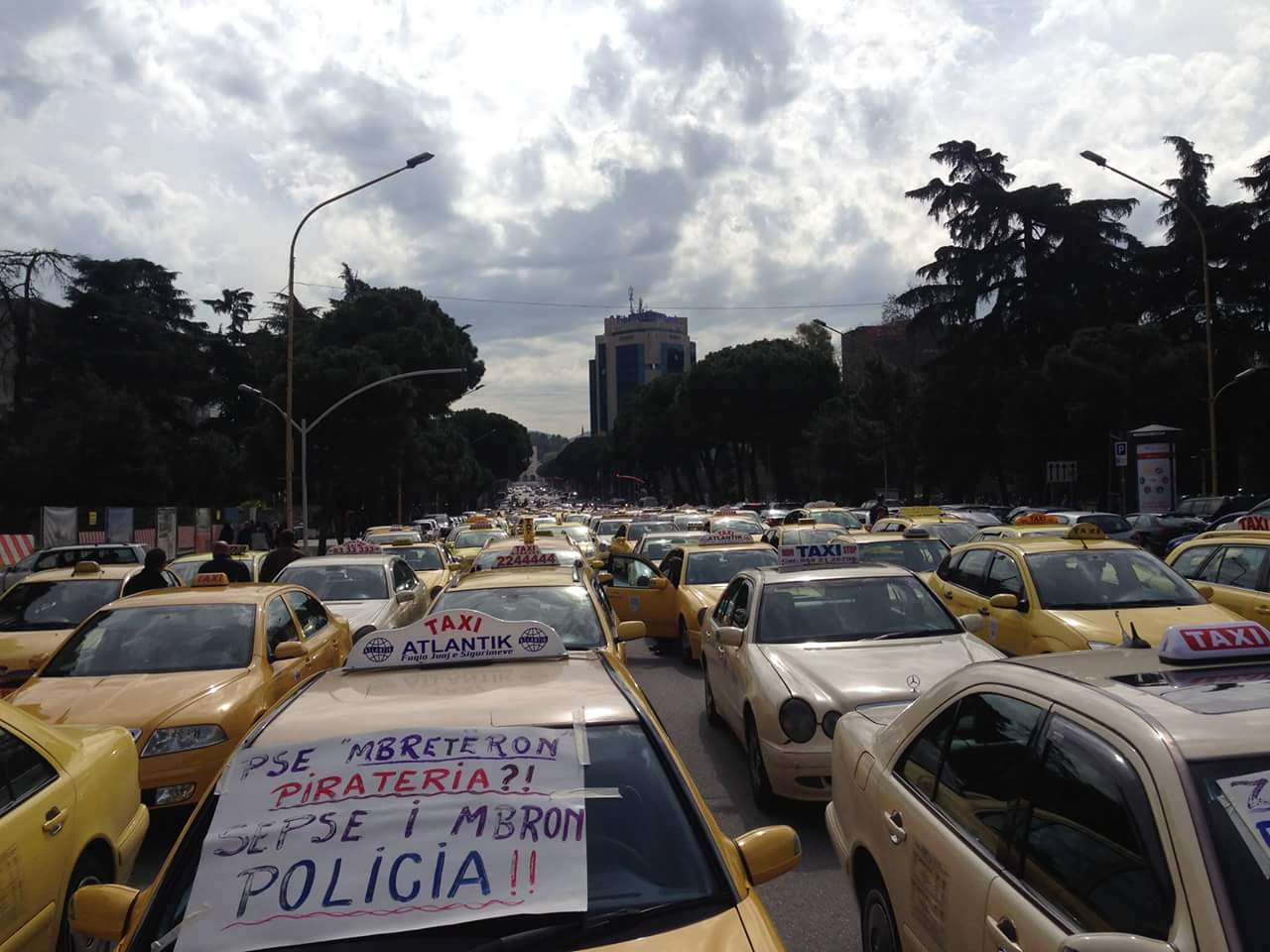 Taksitë në grevë, bllokojnë Tiranën