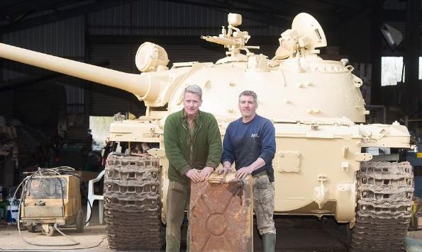 FOTO/ Blen tankun në eBay, gjen brenda shufra ari 2.4 milionë dollarësh