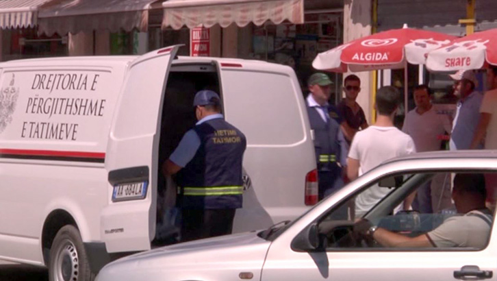 Parukierja kundërshton kontrollin, “burgos” në dyqan tatimorin