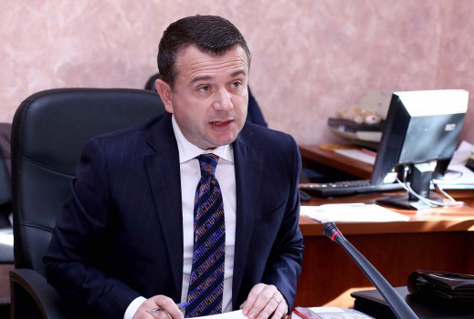 Taulant Balla i kompleksuar nga Grida Duma