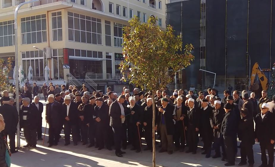 FOTO/Protestë e Myftinisë së Librazhdit, përplasje mes “shkollave” të islamit