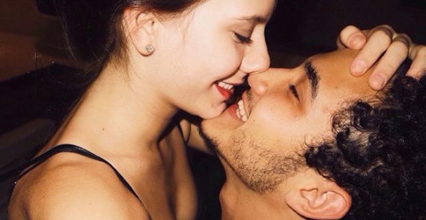 Dashuria kalon nga…, hunda