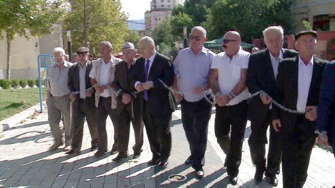 Të përndjekurit politikë lidhur me zinxhirë te Presidenti kundër “bijve të dreqit”