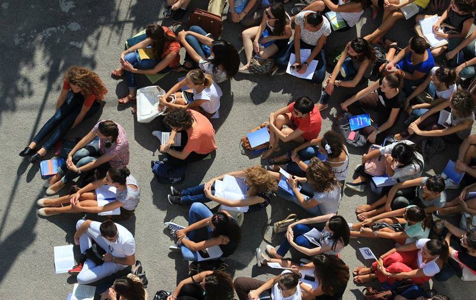 Pas 3 vitesh korrupsion e varfëri, të rinjtë shqiptarë të parët në botë që duan të braktisin vendin