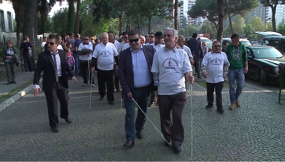Të verbërit, duam vëmendje, hidhini sytë nga ne