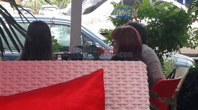 FOTO/ Tefta Xhelili e pret Shukriun tek kafja egjykatës