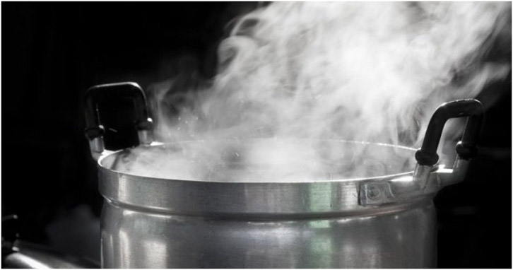 Durrës, babai i dehur grindet me gruan djeg me ujë të nxehtë vajën 14 vjeçe