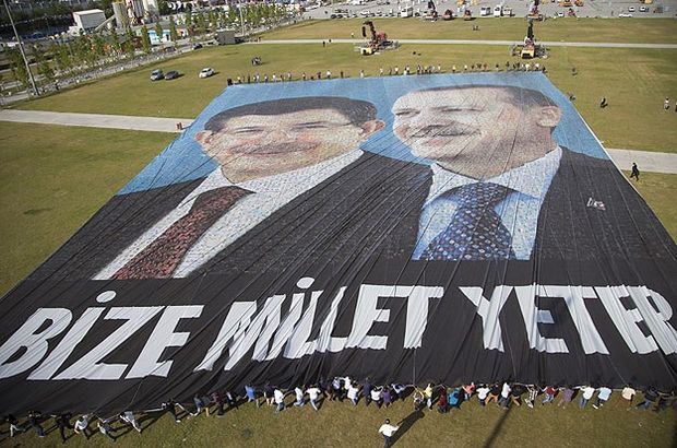 FOTO LAJM/ Erdogan dhe Davutoglu në Guinness me posterin më të madh në botë!