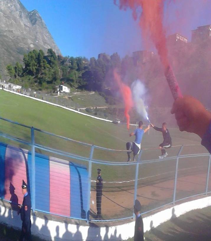 FOTO/ Skandal në Tepelenë, tifozët futen në fushë dhe rrahin gjyqtarët