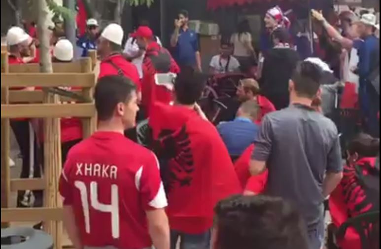 VIDEO/ Tifozët kuqezi “përplasen” me ata francezë…, me këngë
