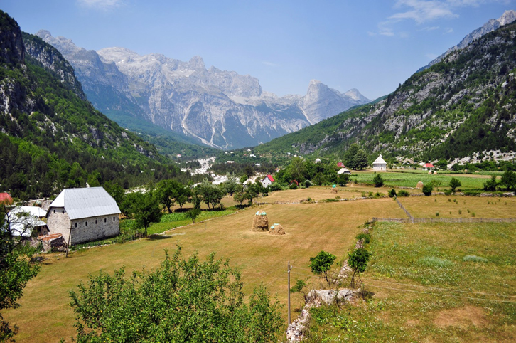 Shkodër, shkon te vjehrri për pushime, plagoset në oborrin e shtëpisë