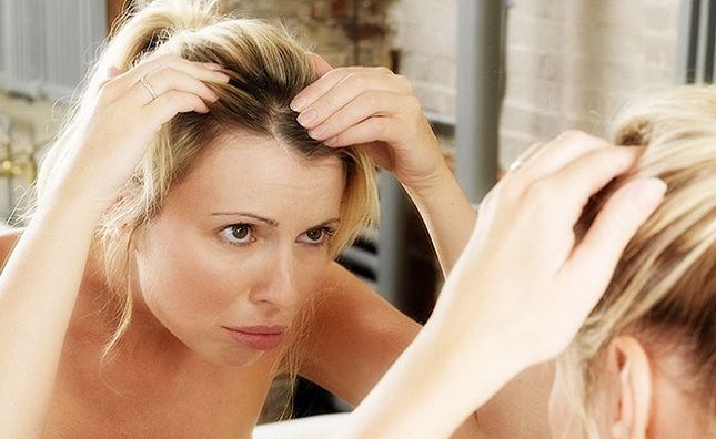 Receta/Mos lyeni flokët por hiqni thinjat me caj