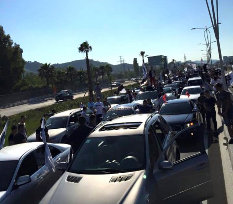 Tifozët e Lacit dhe Kukësit, mbi vetura dhe fugona rrugëve të Tiranës. Rrihen në autostradë