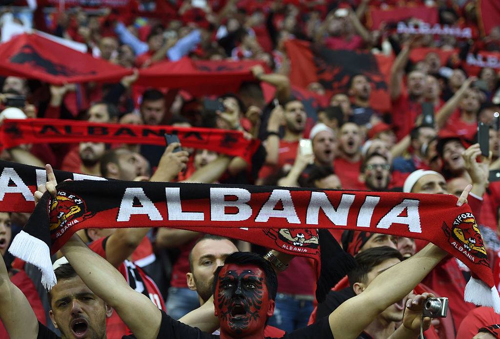 UEFA vazhdon të befasojë, përshëndet në shqip me vargjet: Ti Shqipëri më jep nder