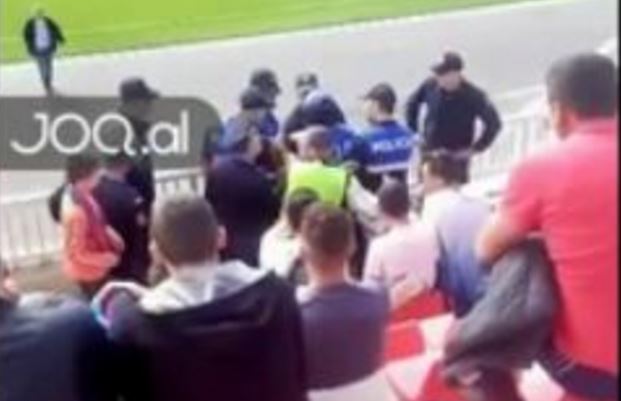 Hap një parullë për Berishën në stadium, policia arreston tifozin