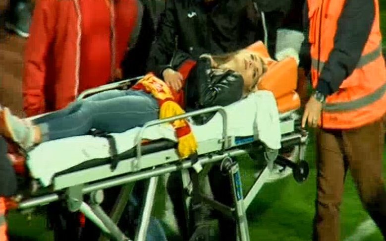 Kaos në ndeshjen Partizani-Skënderbeu, një tifoze mbetet pa ndjenja