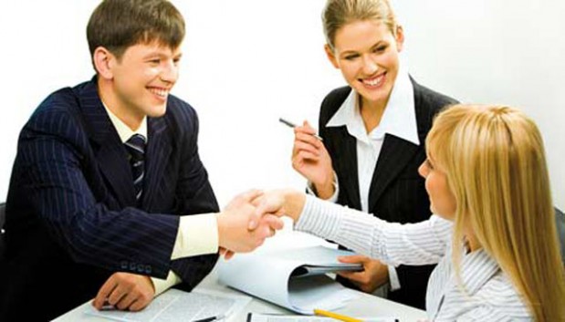 Të vishesh në mënyrë formale fuqizon suksesin dhe aftësitë njohëse