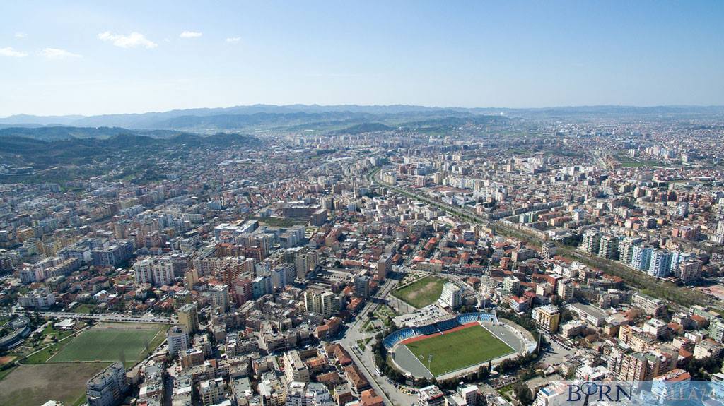 FOTO GALERI/ Ku jetojmë dhe kujt i besohet vota…?! Diferenca nuk ka nevojë për komente…!