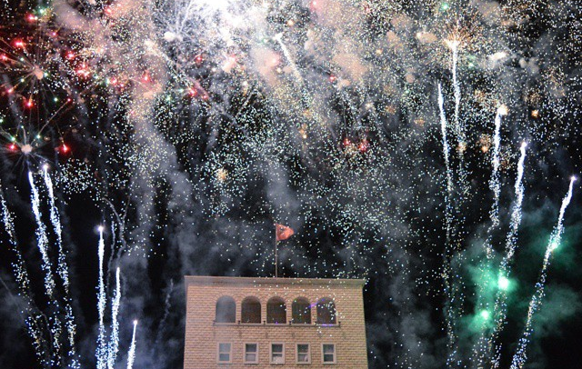 Shqiptarët festojnë në sheshe, Tirana festë te Nënë Tereza