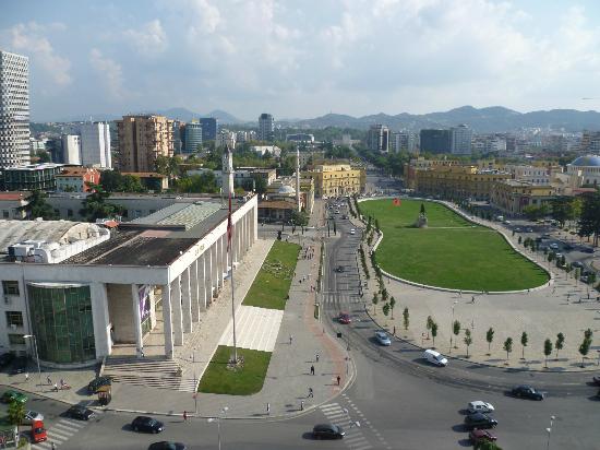 Tirana ende e përgjumur dhe në qetësi, në ditën e dytë të 2016-tës