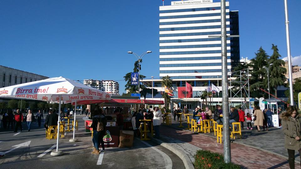 FOTOGALERI/Qoftet nga pedonalja zhvendosen te Sheshi “Skenderbej”