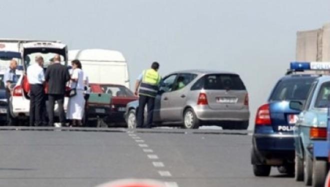 Përplaset për vdekje këmbësori në autostradën Durrës-Tiranë, tentoi të kalojë rrugën