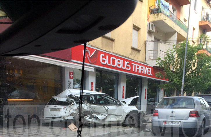 FOTO/ Tiranë, makina “fluturon” në trotuar, përplas 3 të tjera të parkuara