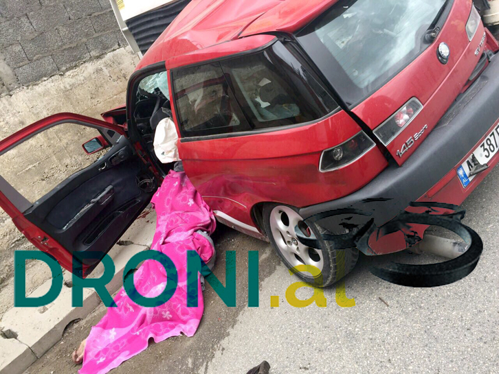 FOTO/ Tiranë, kamioni i hipën “Alfa Romeos”, vdesin dy udhëtarët e autoveturës