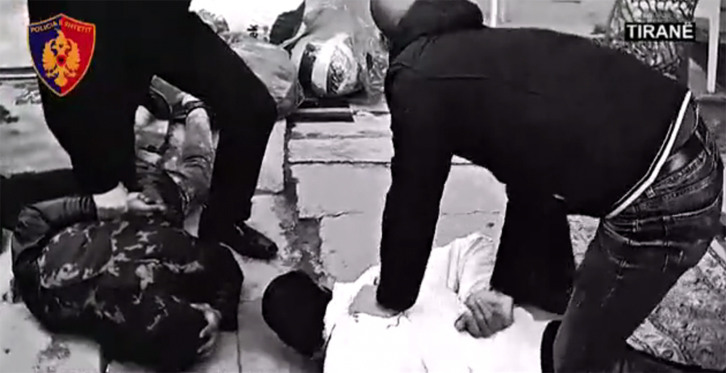 VIDEO & EMRA/ Tiranë, shkatërrohet banda e drogës, Policia shtrin në tokë 5 trafikantët