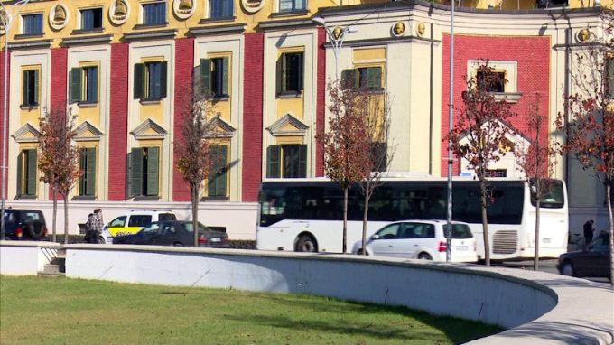 Rrite çmimi i biletës, bashkia e Tiranës 10 kushte për autobusët urbanë