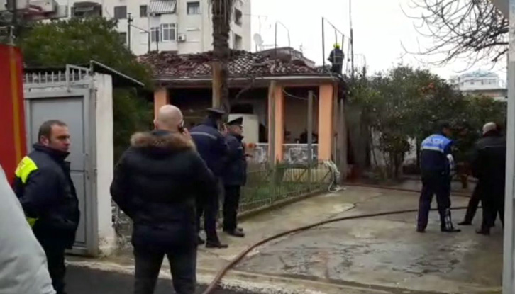VIDEO/ Tiranë, një banesë përfshihet nga flakët