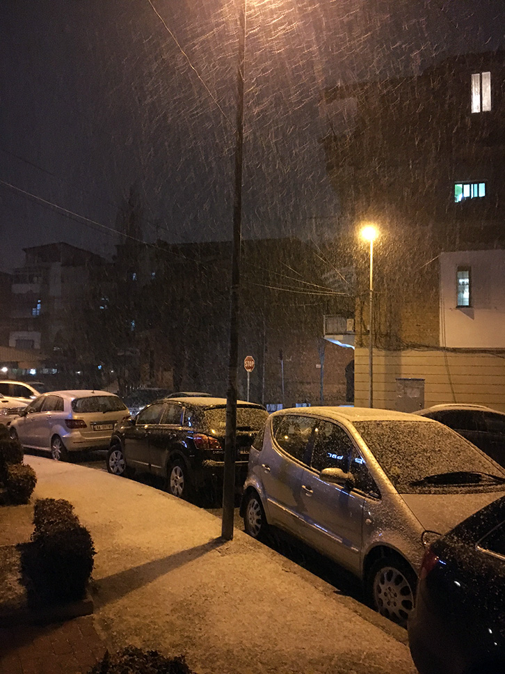 FOTO LAJM/ Më në fund, bora bie edhe në Tiranë