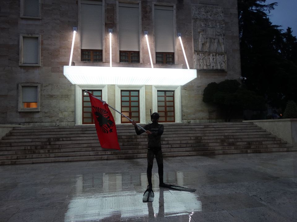 FOTO/Një macok i zi në oborrin e Kryeministrisë