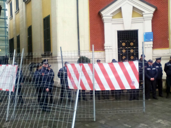 FOTO/ Protestuesit mbjellin mimoza te Parku dhe rrethojnë bashkinë me gardhin e Liqenit