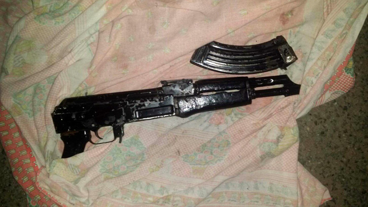 FOTO/ Tiranë, lëvizte me automatik në biçikletë, arrestohet 21-vjeçari te rruga “Bardhyl”