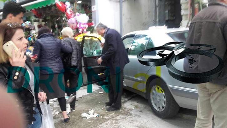 FOTO GALERI/ Makina hyn në dyqanin e luleve te “Xhamlliku”, një i lënduar
