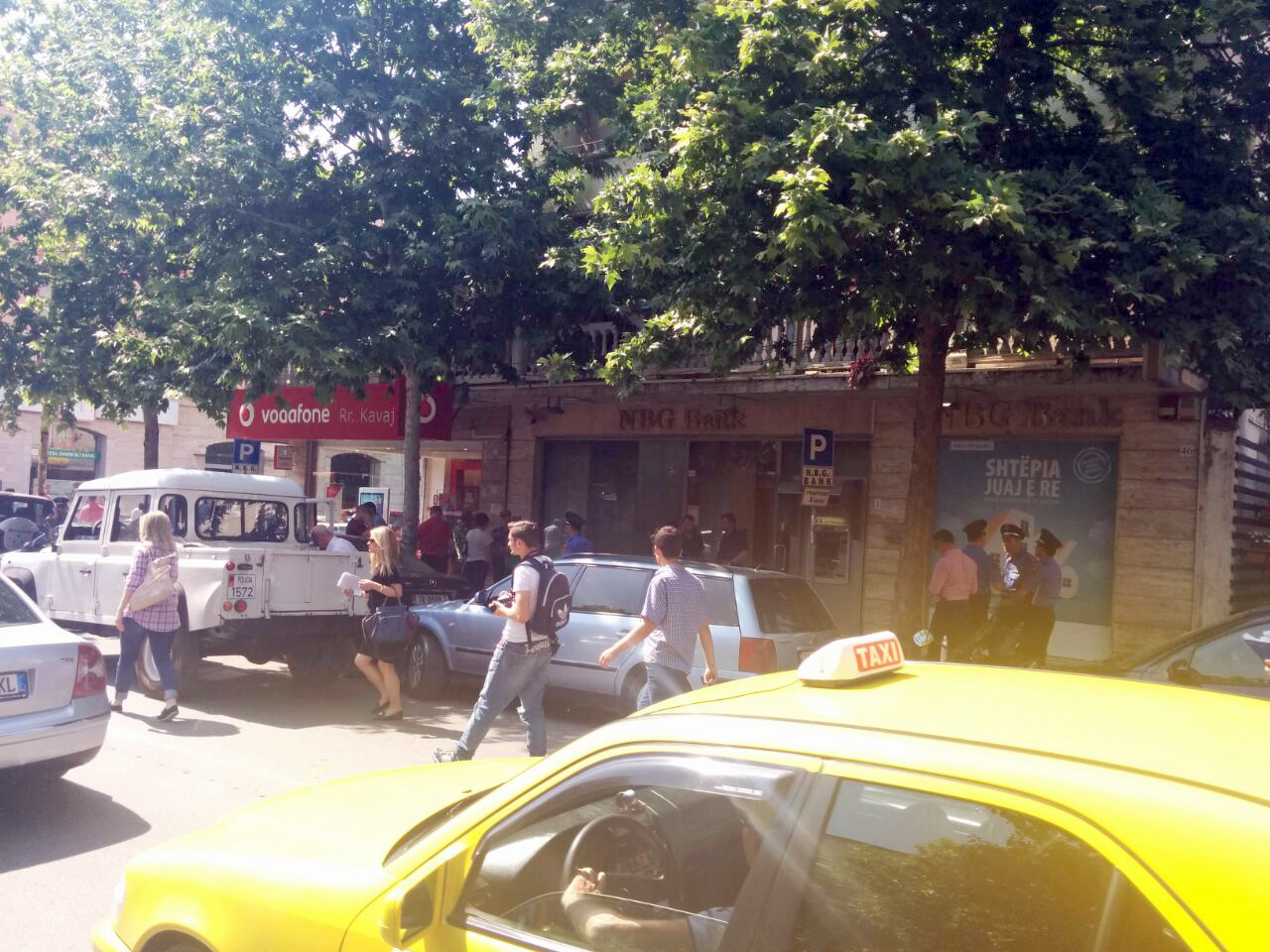 FOTO/ Tiranë, maskat grabisin nën kërcënimin e armëve, filialin e NBG Bank