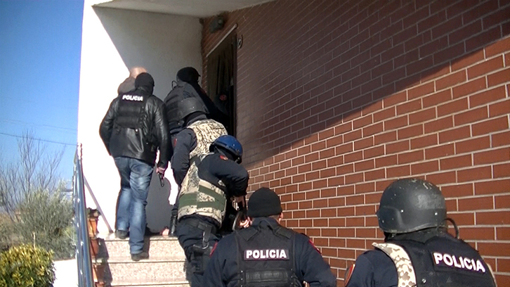 Flet kushëriri i të kërkuarit për grabitjen e 3.2 milionë dollarëve: Po të kem informacion për kushuririn do informoj policinë