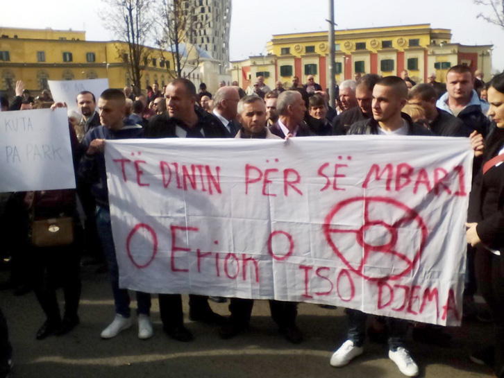 FOTO/ Opozita nis protestën me “O Erion djalë për së mbari” dhe vezë e domate kundër bashkisë