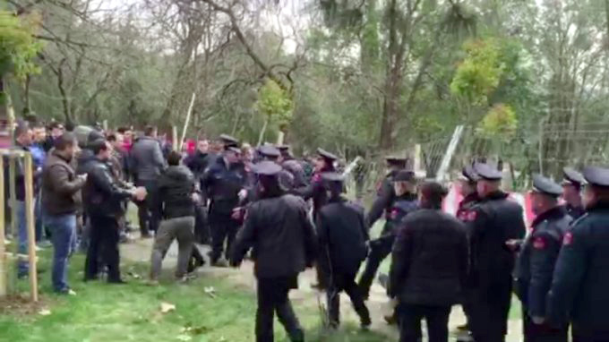 FOTO/ As gardhi i hekurt nuk i reziston shembjes, protestuesit e hedhin për tokë