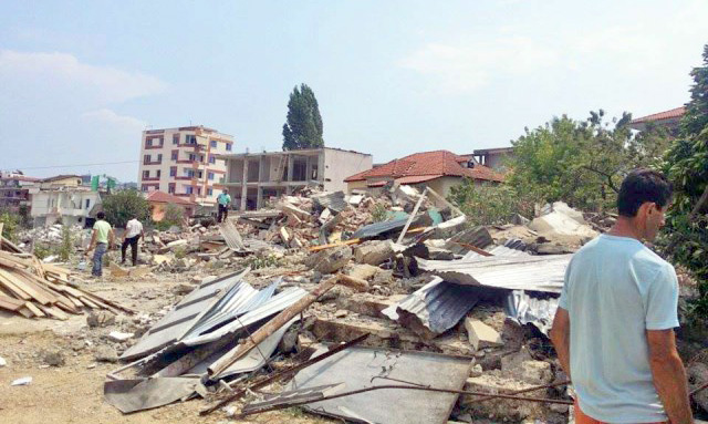 Prishen shtëpitë e Unazës së Madhe, banorët kërcënojnë për azil në Gjermani