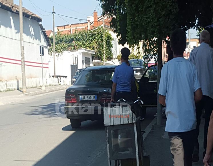 HETIMI/Plumbat mbi tre vëllezërit për një parkim makine