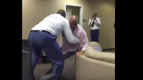 VIDEO/ “Titanët” e NBA përplasen edhe në një studio televizive