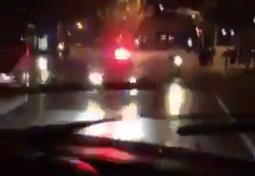 VIDEO/ Tiranë, çmenduri, të rinjtë ecin mbrapsht me makinë, rrezikojnë qytetarët e tallen me policinë